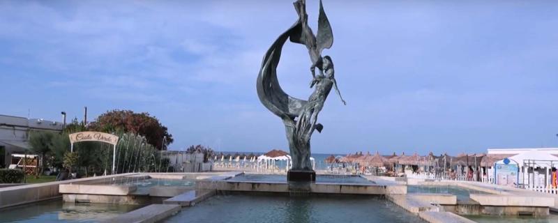 foto Piazza Marconi, Scuola Guido Bindi, Monumento alla solidarietà e Villa Martinetti